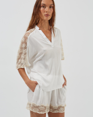 loose short-sleeved blouse Hyacinth lace trimmed shorts