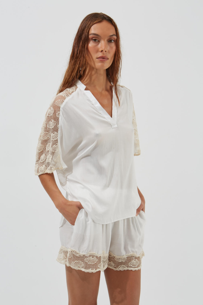 loose short-sleeved blouse Hyacinth lace trimmed shorts